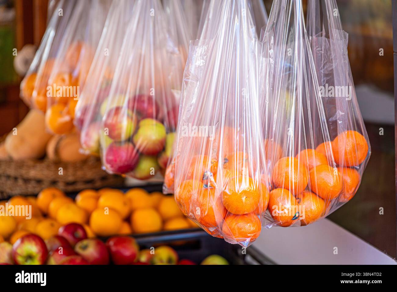 Handel, Obst in transparenten Plastiktüten Stockfoto