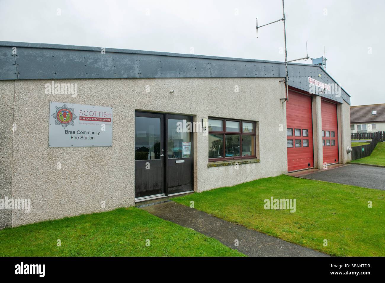 Brae Fire Station steht in Shetland bereit und dient der lokalen Gemeinde mit Engagement und rascher Notfallreaktion in dieser abgelegenen Insellage. Stockfoto