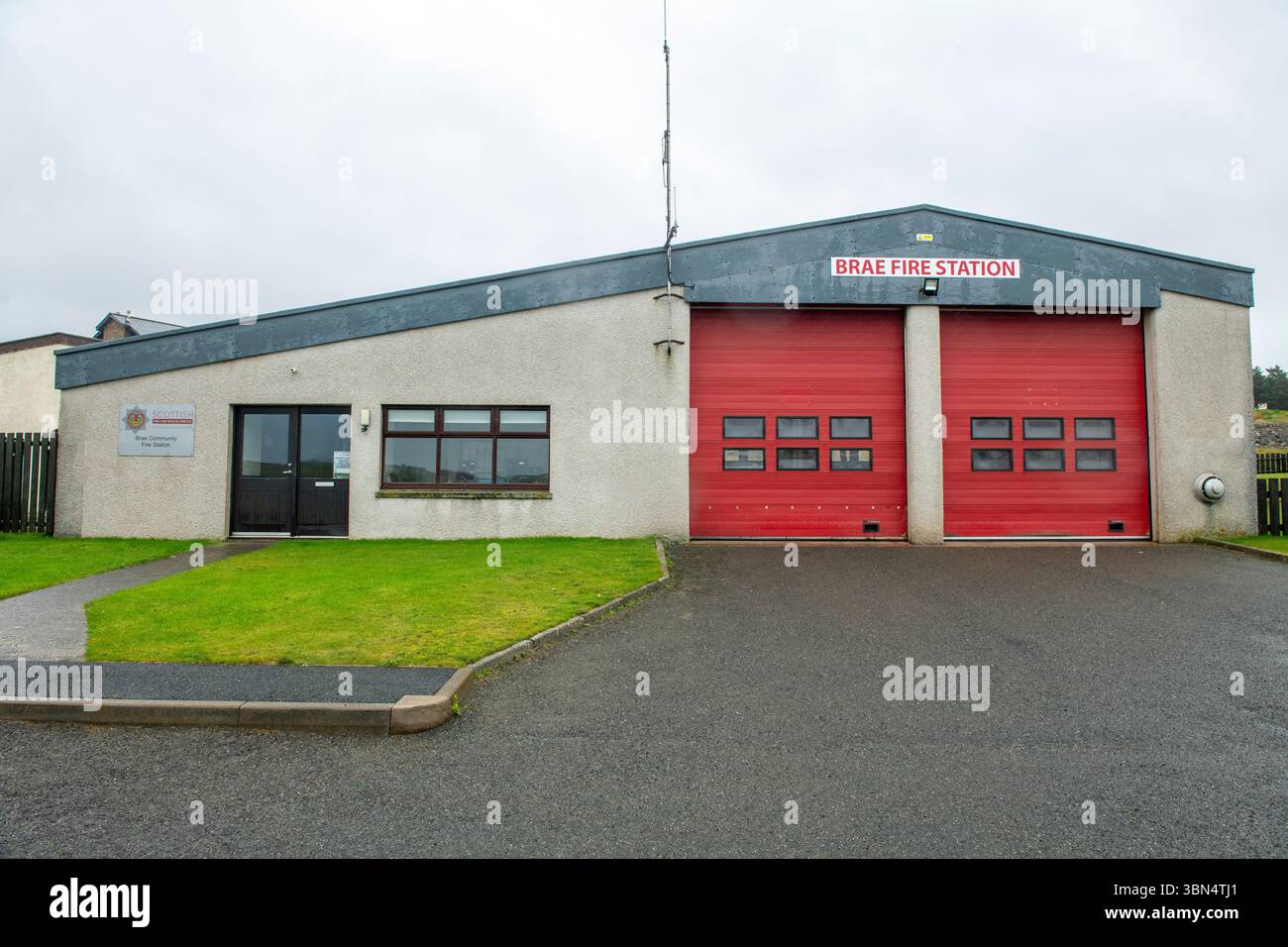Brae Fire Station steht in Shetland bereit und dient der lokalen Gemeinde mit Engagement und rascher Notfallreaktion in dieser abgelegenen Insellage. Stockfoto