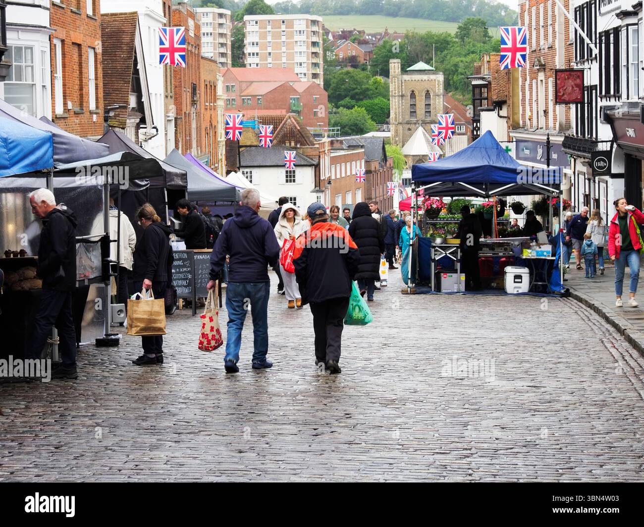 Marktstände an einem nassen Sommertag in Guildford Surrey England an der High Street Stockfoto