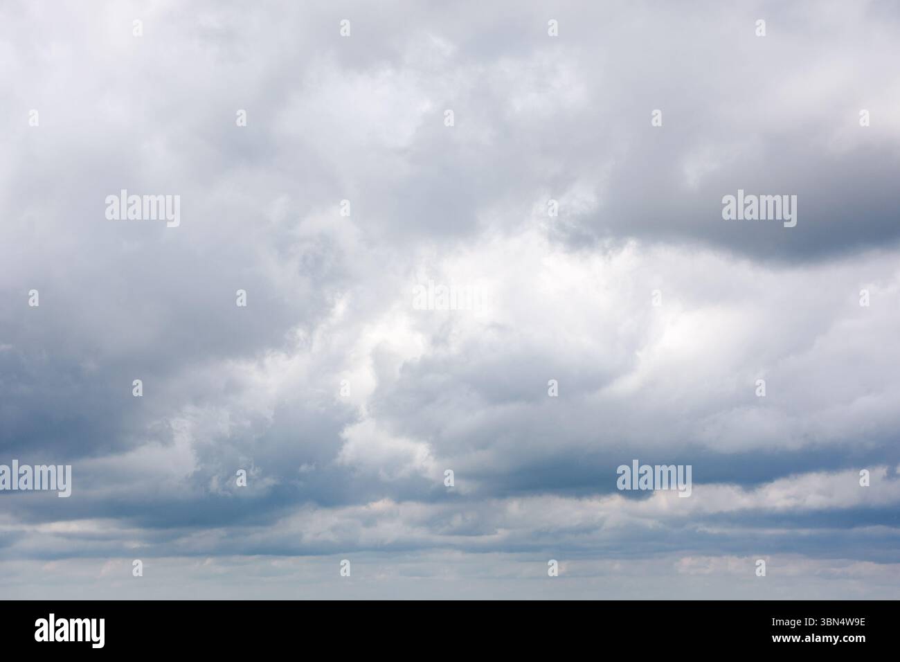 Graue Cumulus-Wolkenlandschaft des bewölkten Himmels. Dramatische meteorologische Hintergründe. Bewölktes Wetter im Sommer vor dem Regen Stockfoto