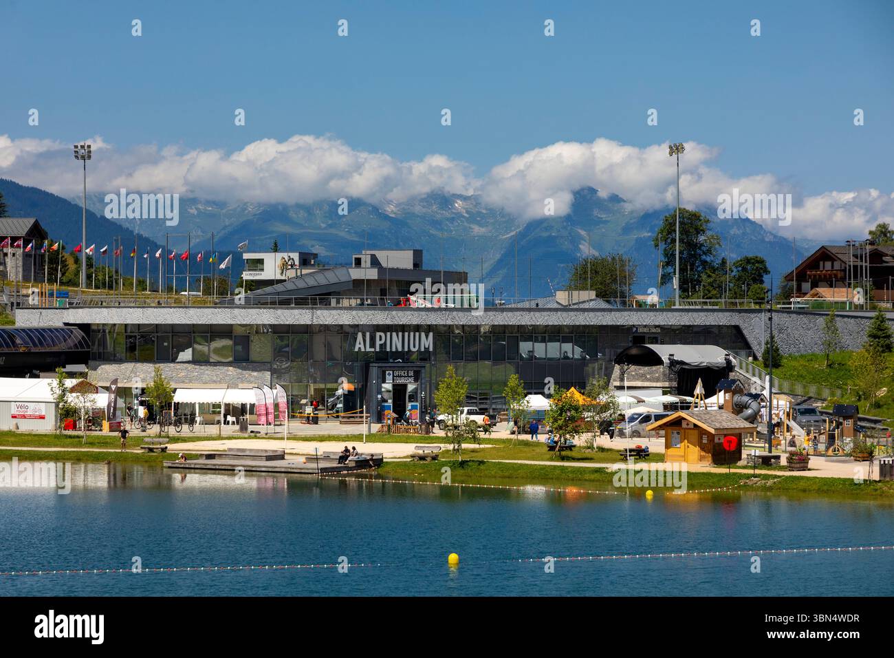 Frankreich, Auvergne-Rhone-Alpes, Savoie, Courchevel. Courchevel 1300. Prazer See. Alpinium Stockfoto