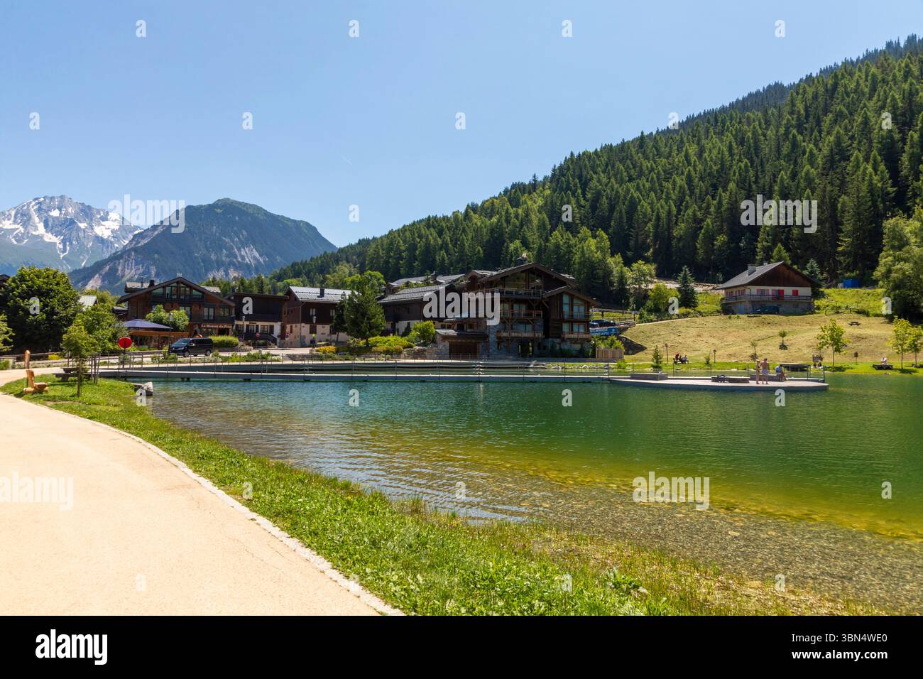 Frankreich, Auvergne-Rhone-Alpes, Savoie, Courchevel. Courchevel 1300. Prazer See Stockfoto