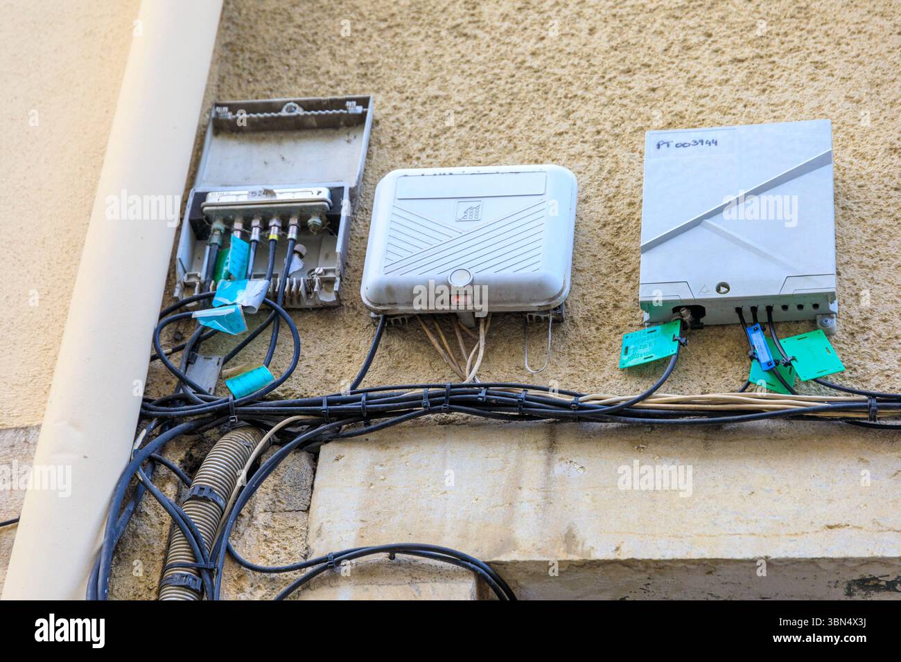 Glasfasernetzwerk an einer Hausfassade Stockfoto