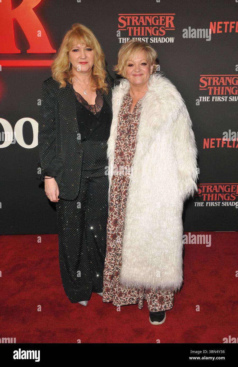 Sonia Friedman und Maria Friedman spielen am Donnerstag, den 14. Dezember 2023 in London, England, Großbritannien, die Pressemeldung im Phoenix Theatre, Charing Cross Road. CAP/CAN ©CAN/Capital Pictures Stockfoto