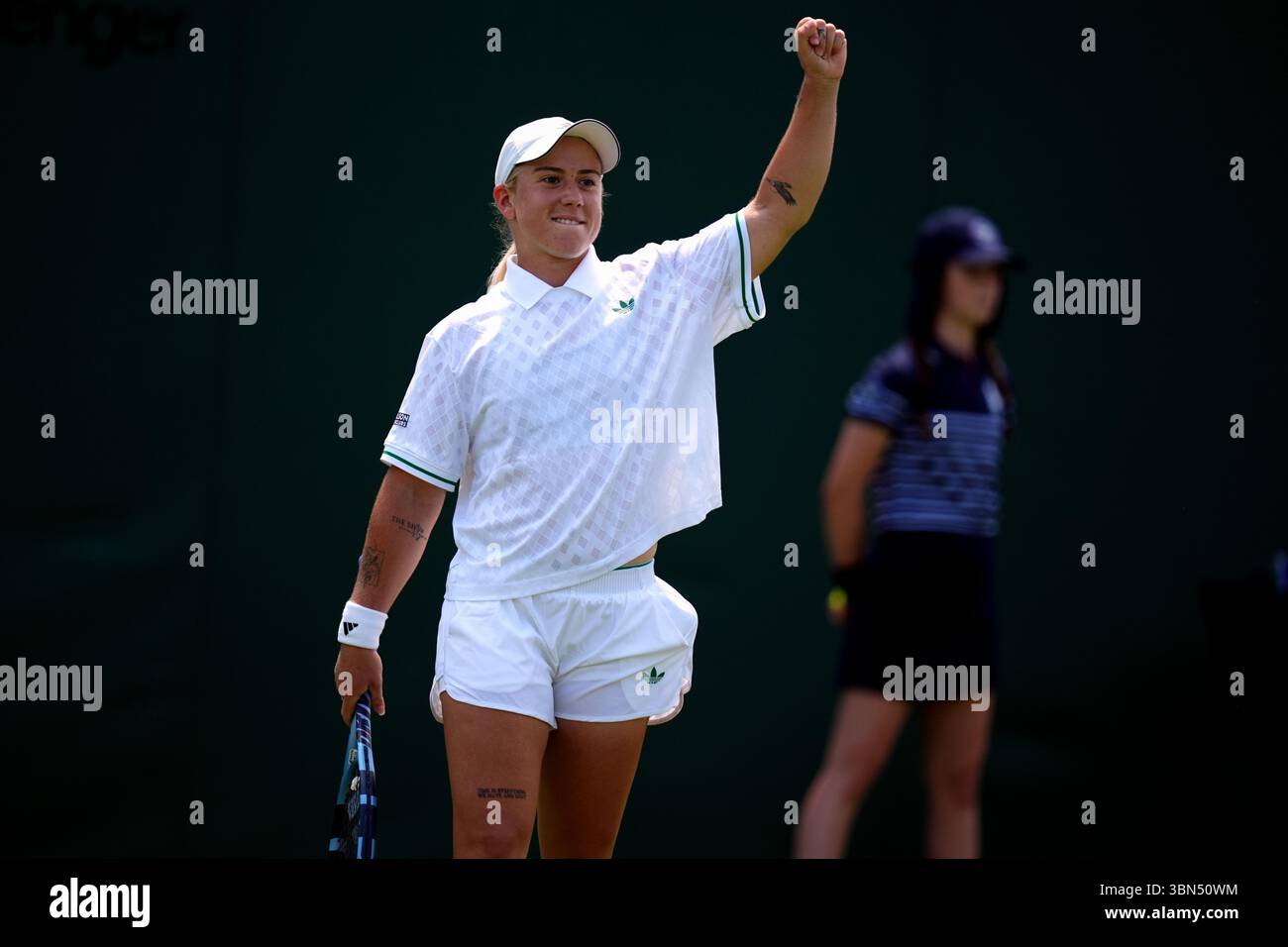 Sonay Kartal feiert ihren Sieg über Jelena Ostapenko am ersten Tag der Wimbledon Championships 2025 im All England Lawn Tennis and Croquet Club in London. Bilddatum: Montag, 30. Juni 2025. Stockfoto