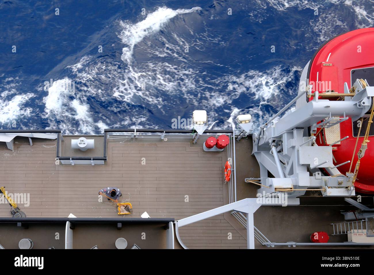 Blick hinunter auf die Crew, die das Deck auf einem Virgin Voyages Kreuzfahrtschiff reinigt Stockfoto
