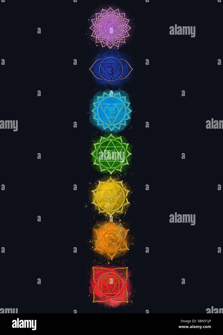 Fertige Grußkartenschablone auf schwarzem Hintergrund mit 7 Chakras-Symbolen mit bunten Wasserfarben und Spritzern. Handgezeichnete Abbildung für Stockfoto