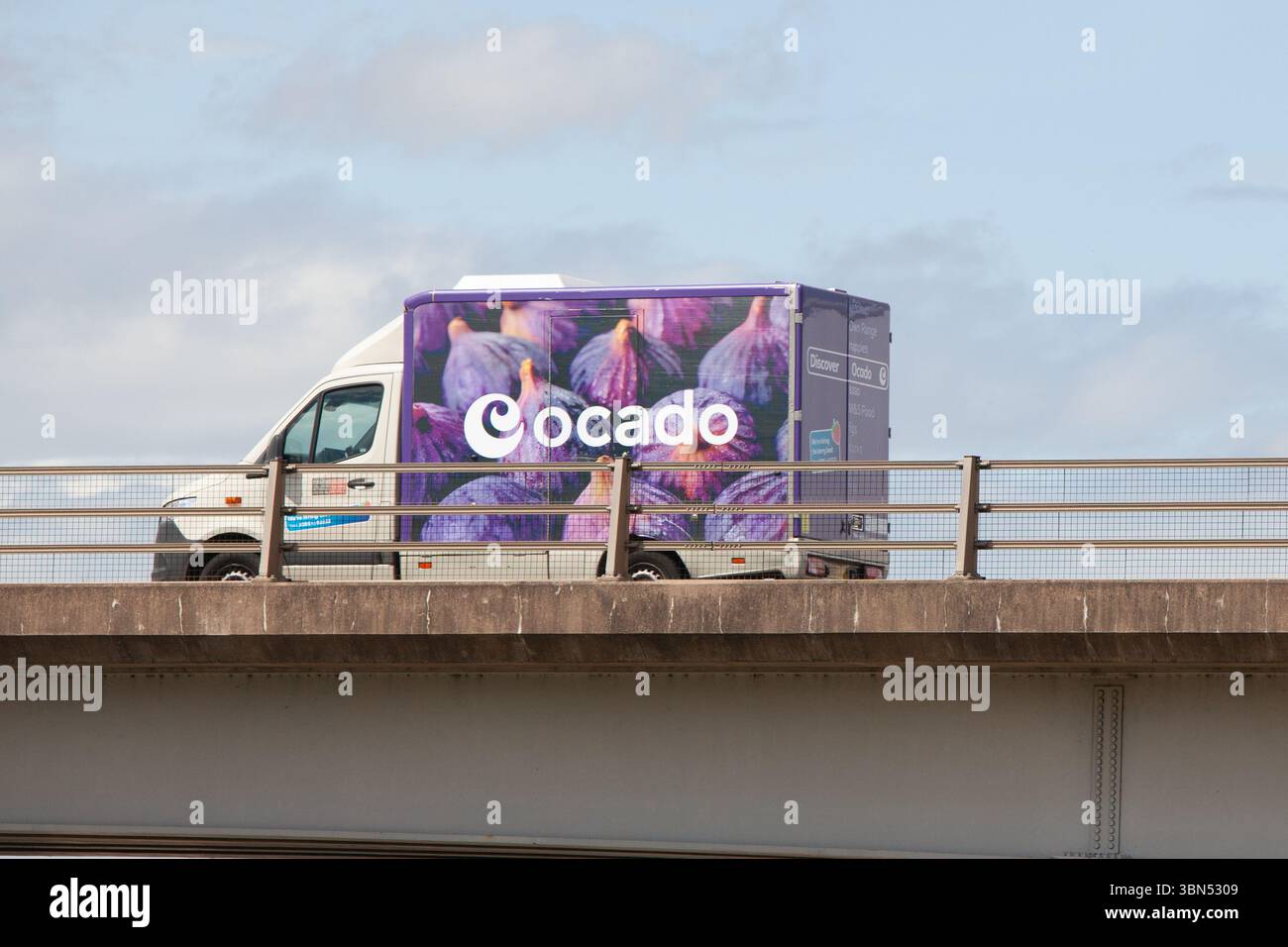 Ocado Lieferwagen auf der A5-Umgehungsbrücke in Tamworth, Staffordshire, Midlands, Großbritannien, im Juni 2025. Stockfoto