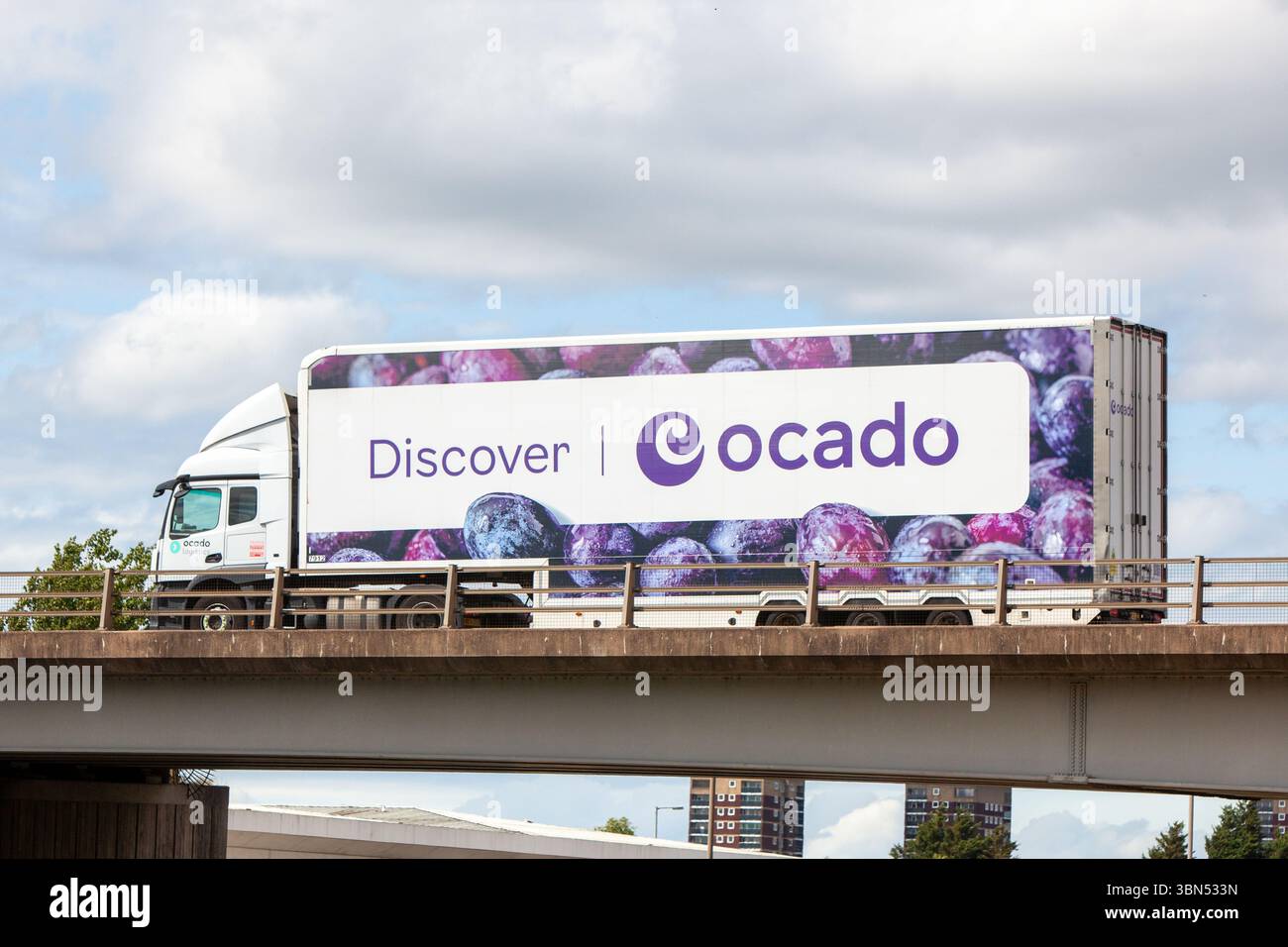 Ein Ocado-Kühlwagen mit Gelenkkupplungen mit „Discover Ocado“-Lackierung fährt auf der Umgehungsstraße A5 in Tamworth, Großbritannien. Stockfoto