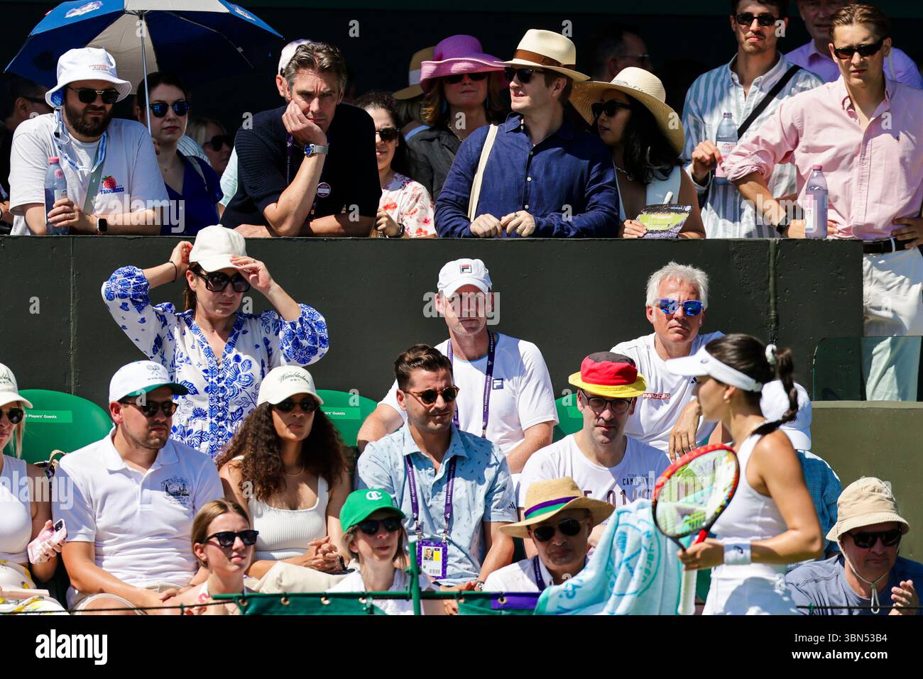 London, Großbritannien. 30. Juni 2025. Tennis: Grand Slam, WTA Tour, Wimbledon, Singles, Damen, erste Runde. Lys (Deutschland) - Yuan (China). Maria Lys (mittlere Reihe 1. Von links), Mutter von Eva Lys, Rainer Schüttler (mittlere Reihe, M), deutscher Mannschaftskapitän Billie-Jean-King-Cup und Michael Stich (oberste Reihe 2. Von links), Experte für Prime Video, schauen sich das Spiel an. Frank Molter/dpa/Alamy Live News Stockfoto