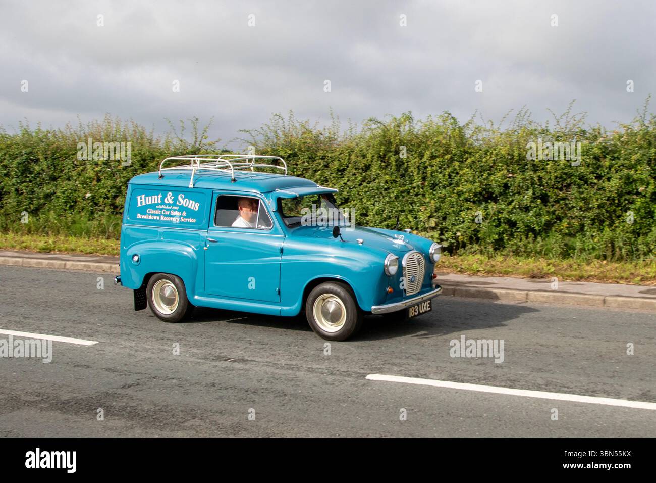 1962 60er Jahre Blauer Austin A35 Transporter, Benzin 948 ccm; Verkauf von Oldtimern und Pannenhilfe-Servicefahrzeug. Klassische, versammelbare Performance-Fahrzeuge, die für die Hoghton Towers Veteran Car Show in Preston, Großbritannien, ankommen Stockfoto