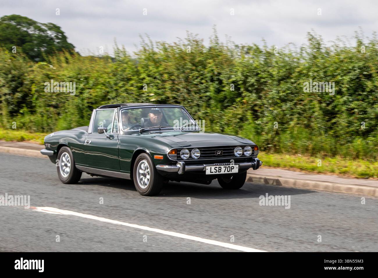 Green Triumph Hirsch Cabriolet aus den 1976 70er Jahren mit 2997 ccm Benzinmotor; klassische, Sammlerwagen für die Hoghton Towers Veteran Car Show in Preston, Großbritannien Stockfoto