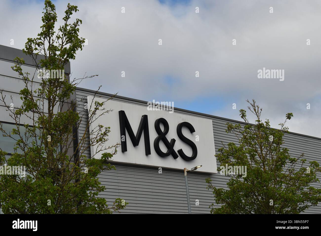 M & S Logo im MK1 Shopping Park in Milton Keynes Stockfoto