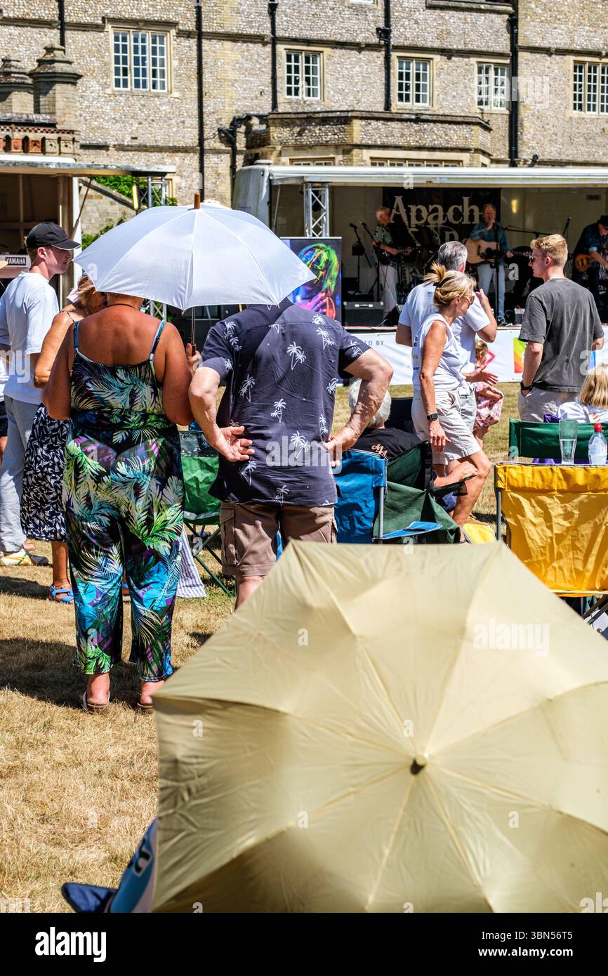London UK, 29. Juni 2025, Familien, die sich vor der Hitze des Horsley Big Day Out Music Festival schützen Stockfoto