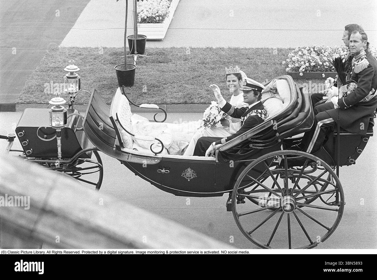Hochzeit von Carl XVI. Gustaf und Silvia Sommerlath. Carl XVI. Gustaf, König von Schweden. Geboren am 30. april 1946. Die Hochzeit am 19. juni 1976 in Stockholm. Königin Silvia in ihrem Hochzeitskleid mit König Carl XVI Gustaf, der in einer offenen Kutsche durch Stockholm fuhr. Stockfoto
