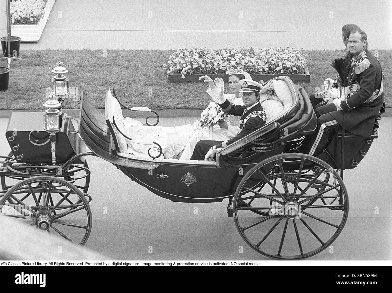 Hochzeit von Carl XVI. Gustaf und Silvia Sommerlath. Carl XVI. Gustaf, König von Schweden. Geboren am 30. april 1946. Die Hochzeit am 19. juni 1976 in Stockholm. Königin Silvia in ihrem Hochzeitskleid mit König Carl XVI Gustaf, der in einer offenen Kutsche durch Stockholm fuhr. Stockfoto