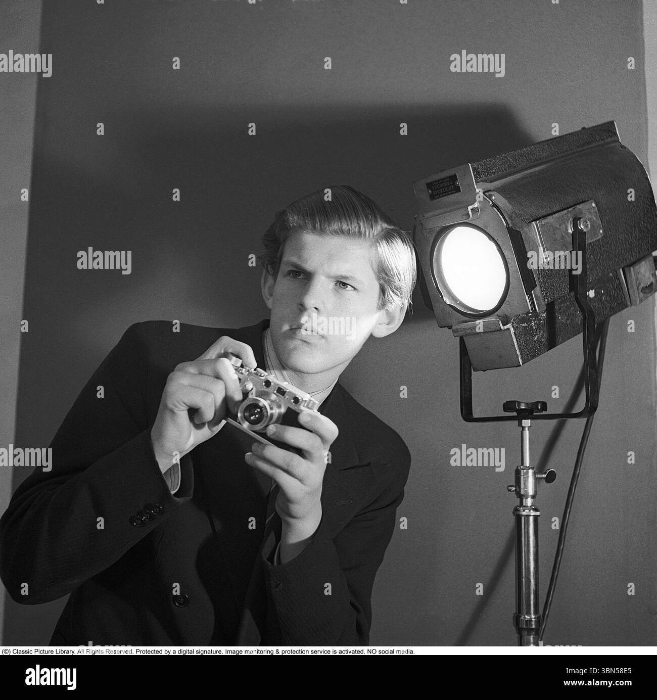 Pressfotograf Anders Svahn. (1927-1979) Abbildung mit einer analogen Vollformatkamera. Es wurden nur Bilder im 24x36-Format aufgenommen. Eine 35-mm-Kamera, bei der der Filmrahmen exakt 36x24 mm misst, was der Standardgröße für klassische 35-mm-Filme entspricht. Das bedeutet, dass der gesamte Filmrahmen ohne Zuschneiden verwendet wird, wodurch ein maximaler Bildbereich und eine maximale Bildqualität für dieses Format erzielt werden, typisch für Kameras wie Leica oder Canon aus der analogen Ära. 1947 Stockfoto
