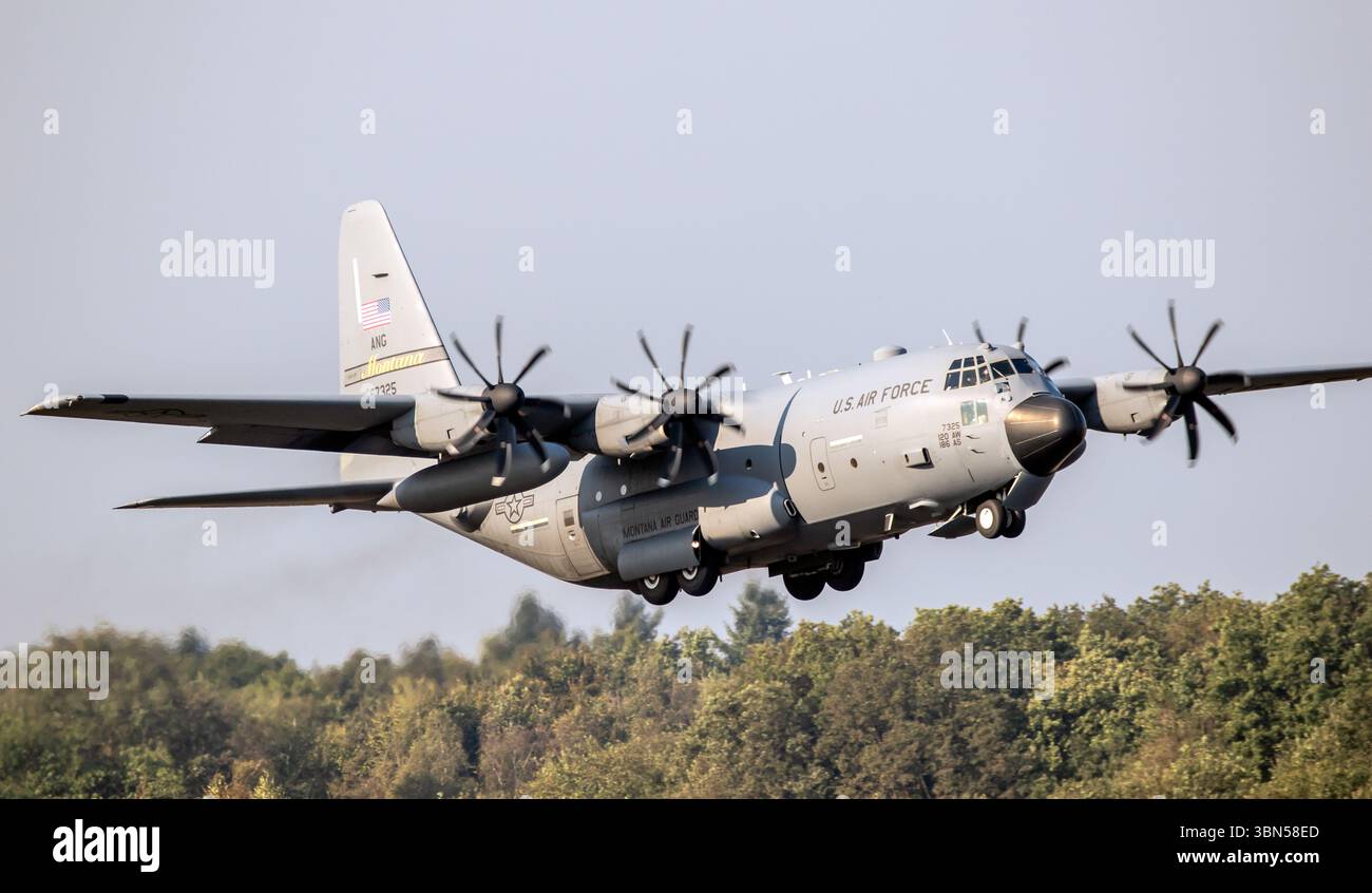 Lockheed Martin C-130H Hercules Transportflugzeug vom 186. Luftbrücke Montana Air Guard startet. Eindhoven, Niederlande - 20. September 2024 Stockfoto