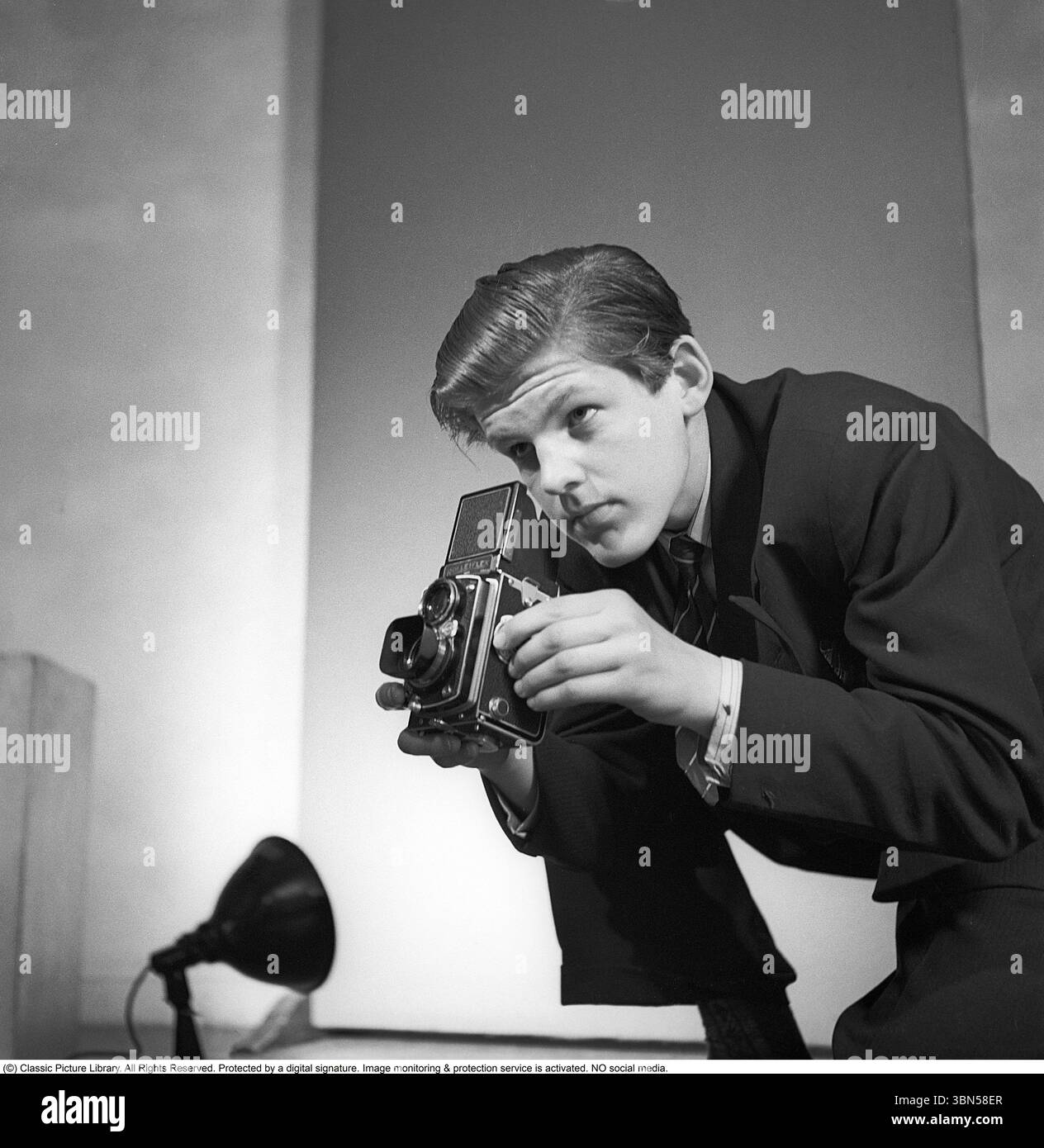 Pressphotograf der 1940er Jahre Anders Swahn (1927–1979) zeigte eine Rolleiflex-Kamera in der Hand. Eine Standardausrüstung für Pressefotografen zu dieser Zeit. 1948. Anders Svahn Stockfoto