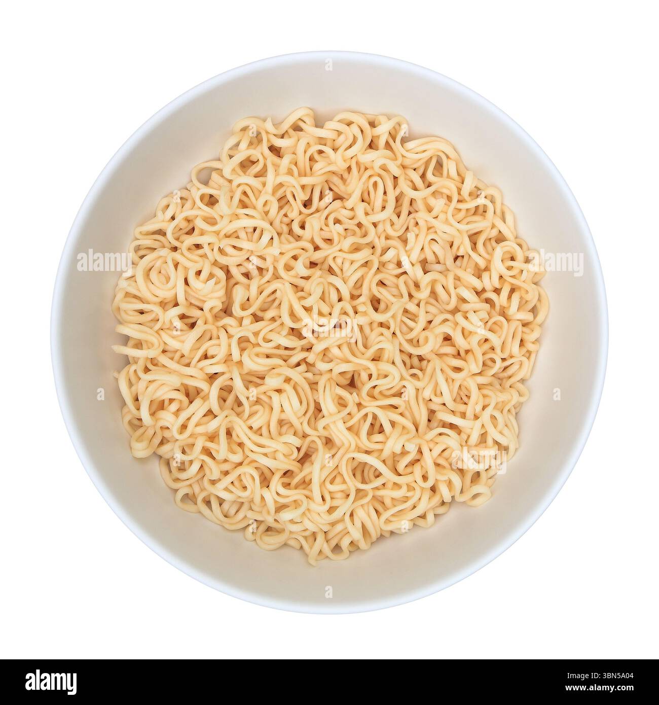 Gekochte Instant-Nudeln auf einer runden weißen Schüssel isoliert auf weiß. Stockfoto