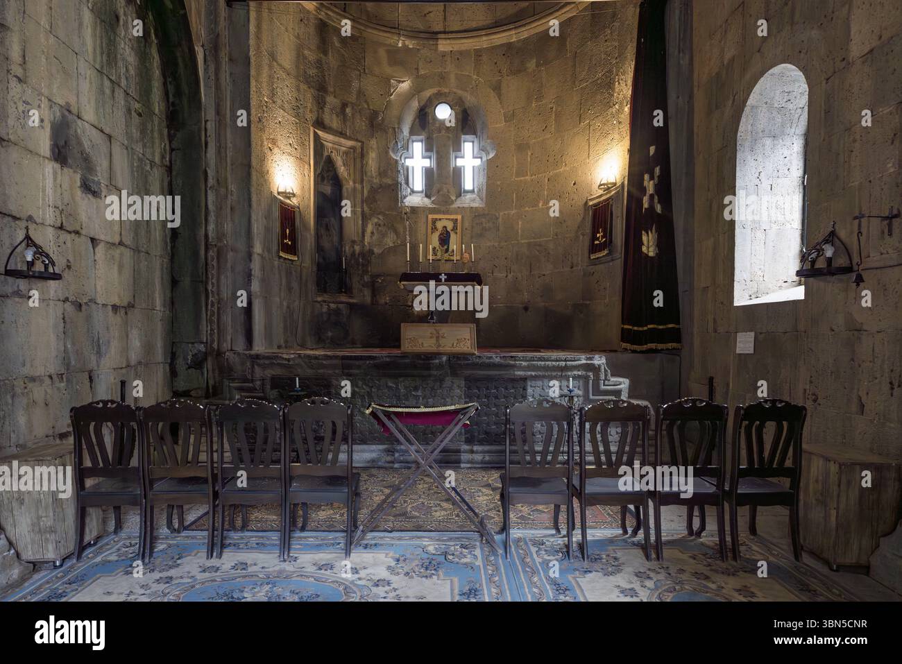 Das aus dem 9. Jahrhundert stammende Tatev-Kloster, eine befestigte Anlage, thront dramatisch auf einer Klippe über der tiefen Vorotan-Schlucht in der Provinz Syunik. Stockfoto