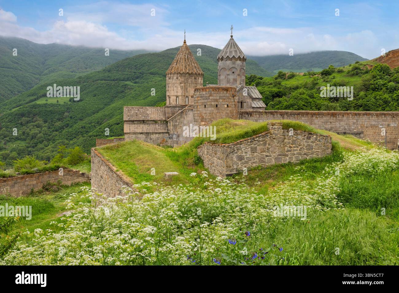 Das aus dem 9. Jahrhundert stammende Tatev-Kloster, eine befestigte Anlage, thront dramatisch auf einer Klippe über der tiefen Vorotan-Schlucht in der Provinz Syunik. Stockfoto