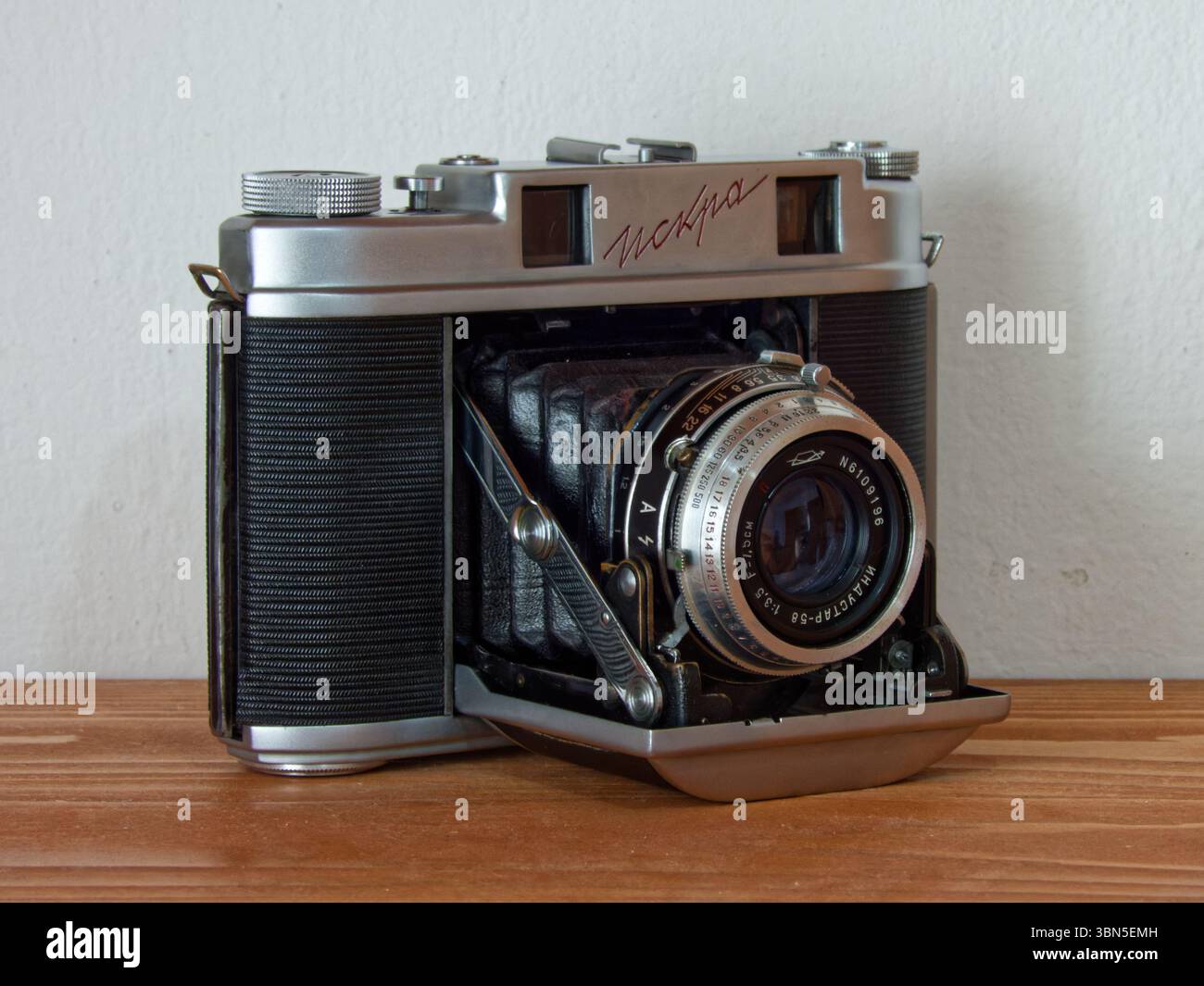 Iskra-1 Vintage 6x6 Mittelformat Klappkamera auf Holztisch Stockfoto