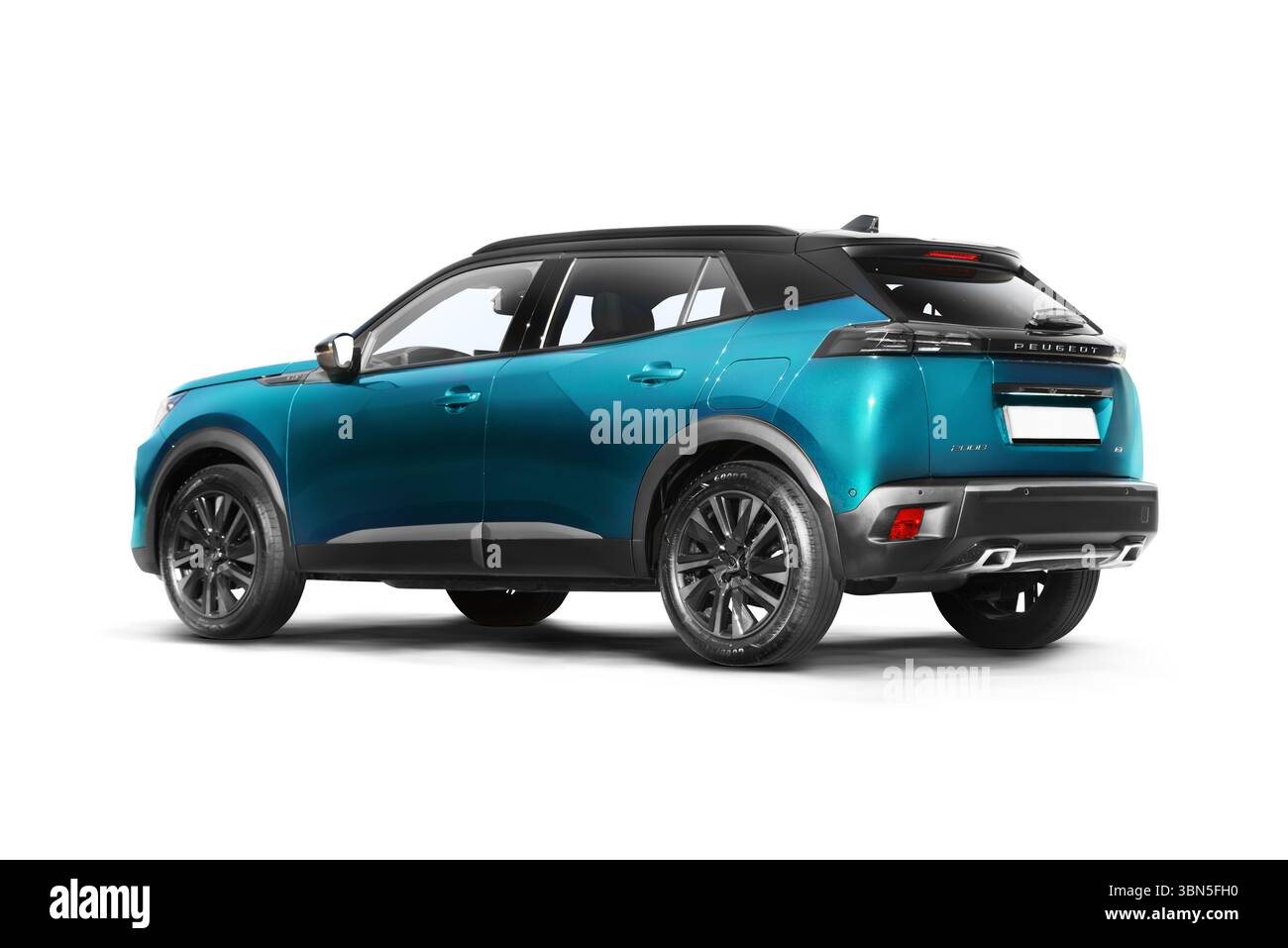 Izmir, Türkei - 14. Mai 2025: Blau grün 2024 Peugeot 2008 GT links hinten Dreiviertelansicht isoliert auf weißem Hintergrund. Stockfoto