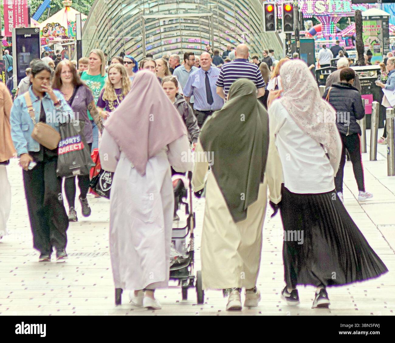 Glasgow, Schottland, Großbritannien. 30. Juni 2025. Wetter in Großbritannien: Heiß, wenn die Temperaturen steigen, traditionelle buchanan Street, die stilvolle Meile und Einkaufshauptstadt schottlands im Zentrum der Stadt. Credit Gerard Ferry/Alamy Live News Stockfoto