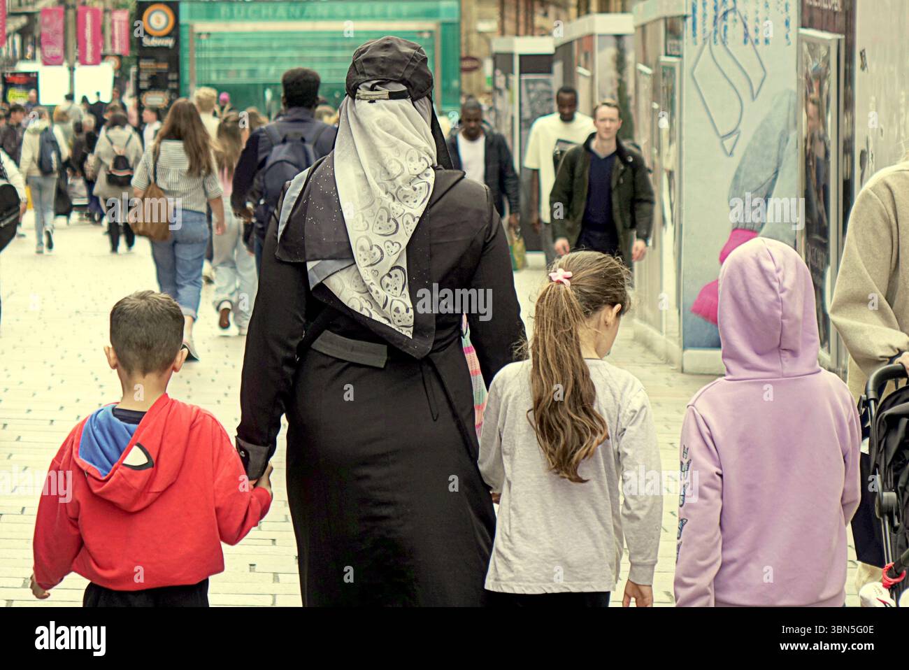Glasgow, Schottland, Großbritannien. 30. Juni 2025. Wetter in Großbritannien: Heiß, wenn die Temperaturen steigen, traditionelle buchanan Street, die stilvolle Meile und Einkaufshauptstadt schottlands im Zentrum der Stadt. Credit Gerard Ferry/Alamy Live News Stockfoto