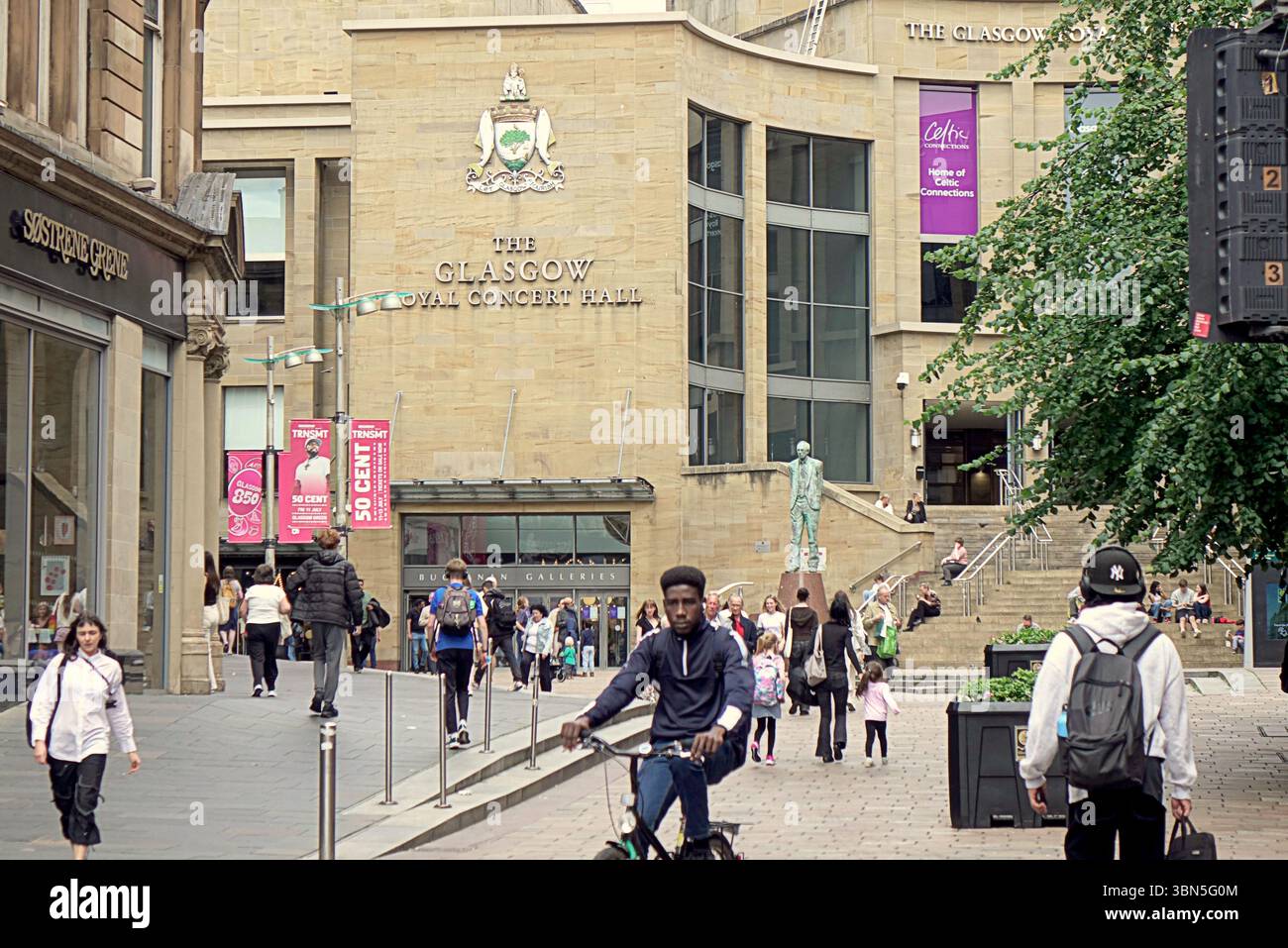 Glasgow, Schottland, Großbritannien. 30. Juni 2025. Wetter in Großbritannien: Heiß, wenn die Temperaturen steigen, traditionelle buchanan Street, die stilvolle Meile und Einkaufshauptstadt schottlands im Zentrum der Stadt. Credit Gerard Ferry/Alamy Live News Stockfoto