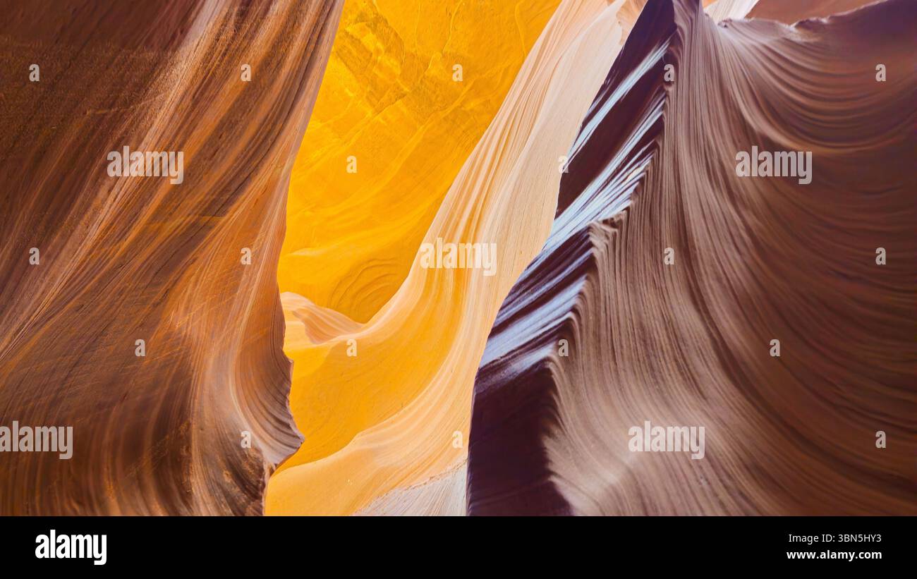 Im Antelope Canyon: Fließende Sandsteinwände, die durch sanftes Tageslicht in Arizonas legendärem Slot Canyon beleuchtet werden. Stockfoto