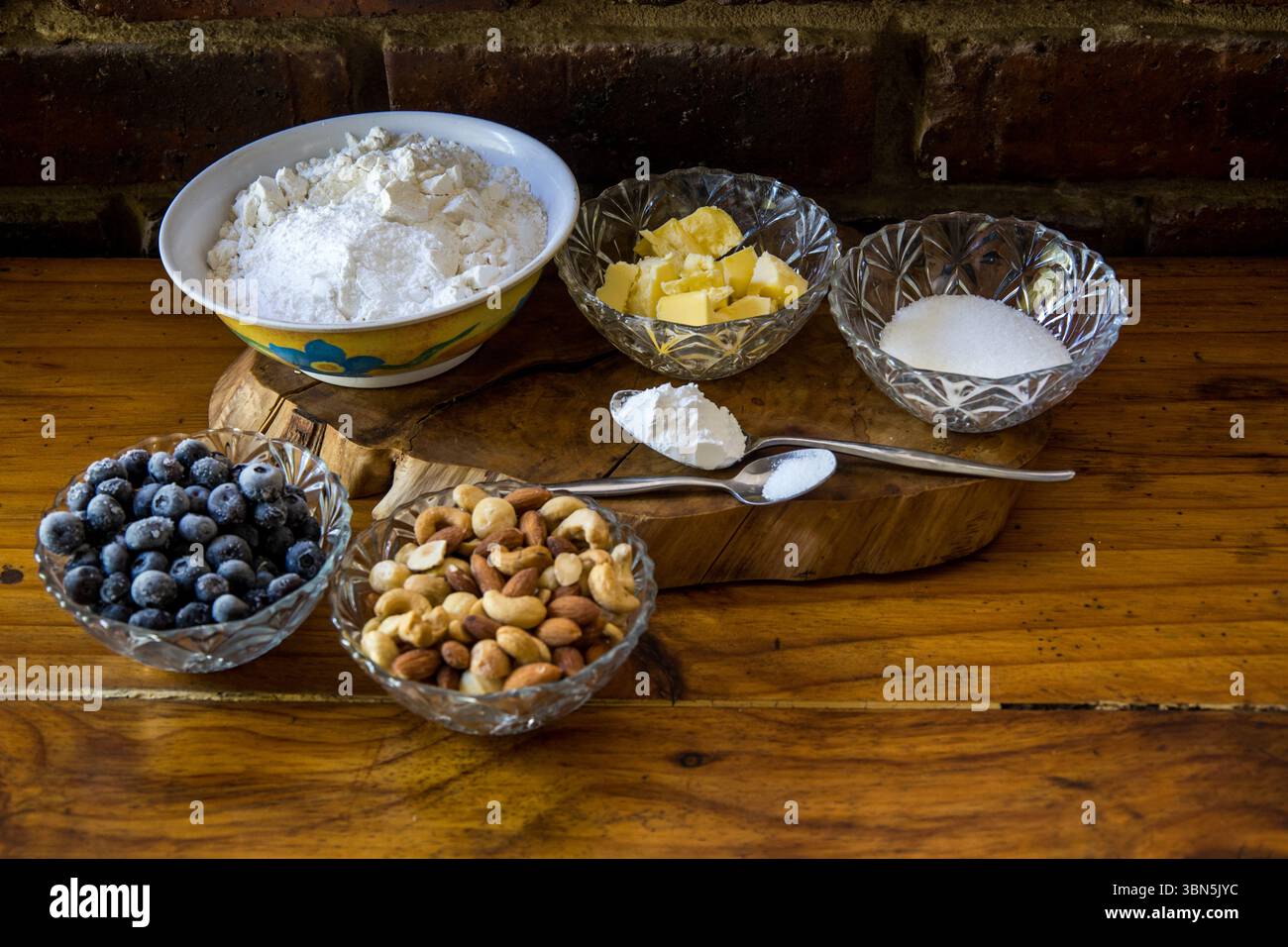 Zutaten, gemessen für das Backen von Gebäck. Stockfoto