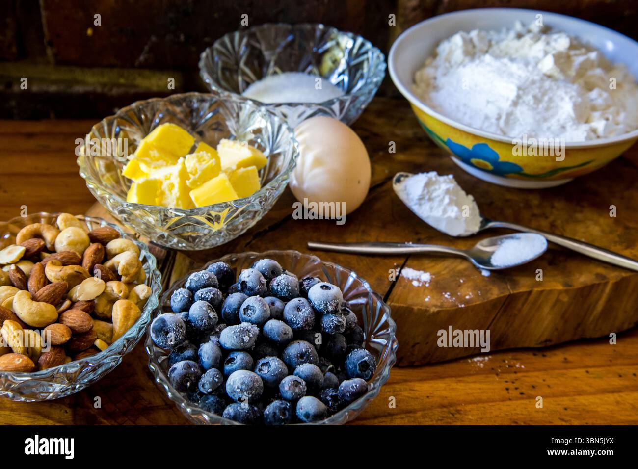 Zutaten, gemessen für das Backen von Gebäck. Stockfoto