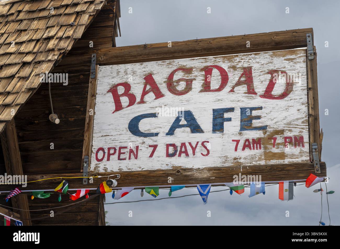 Das berühmte Schild des Bagdad Café steht vor dem riesigen kalifornischen Wüstenhimmel, einem nostalgischen Symbol der Route 66 Stockfoto