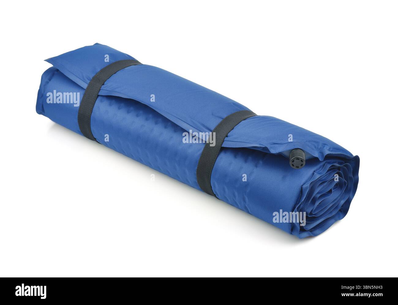 Rollte blaue selbstaufblasende Campingmatte isoliert auf Weiß Stockfoto