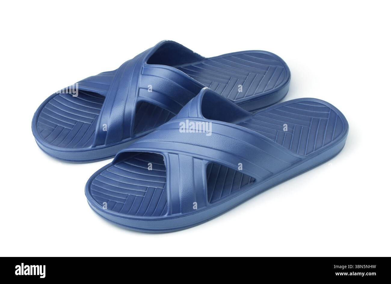 Paar blaue EVA-Slidesandalen isoliert auf weiß Stockfoto