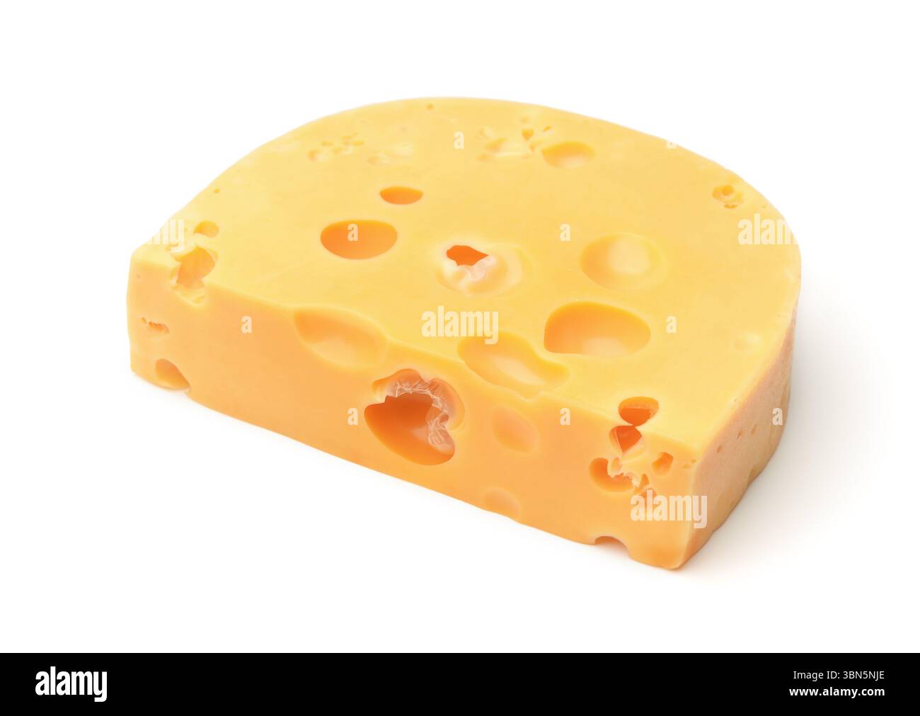 Maasdam Käsestück isoliert auf weiss Stockfoto