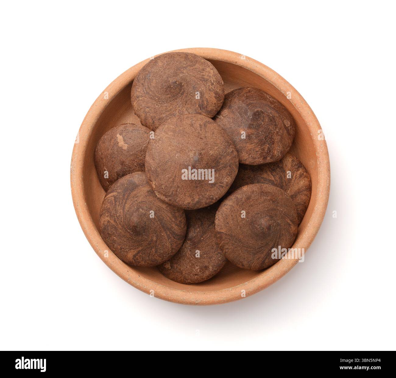 Blick von oben auf natürliche, handgemachte heiße Schokoladen in einer Tonschale isoliert auf weiß Stockfoto
