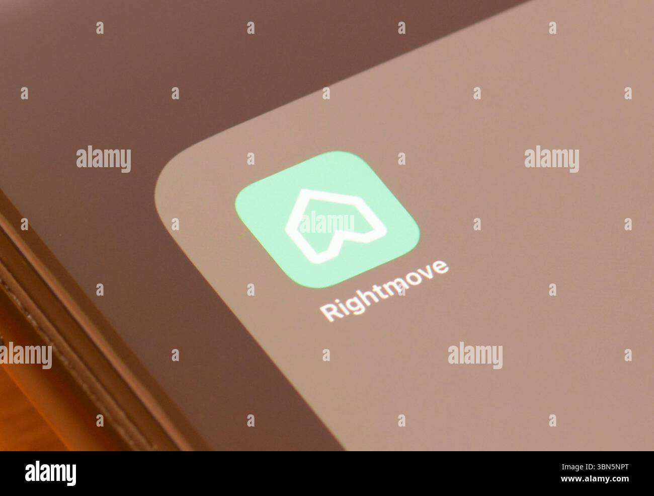 Rightmove Property App auf dem Smartphone-Bildschirm Stockfoto Rightmove Property App auf dem Smartphone-Bildschirm Stockfoto