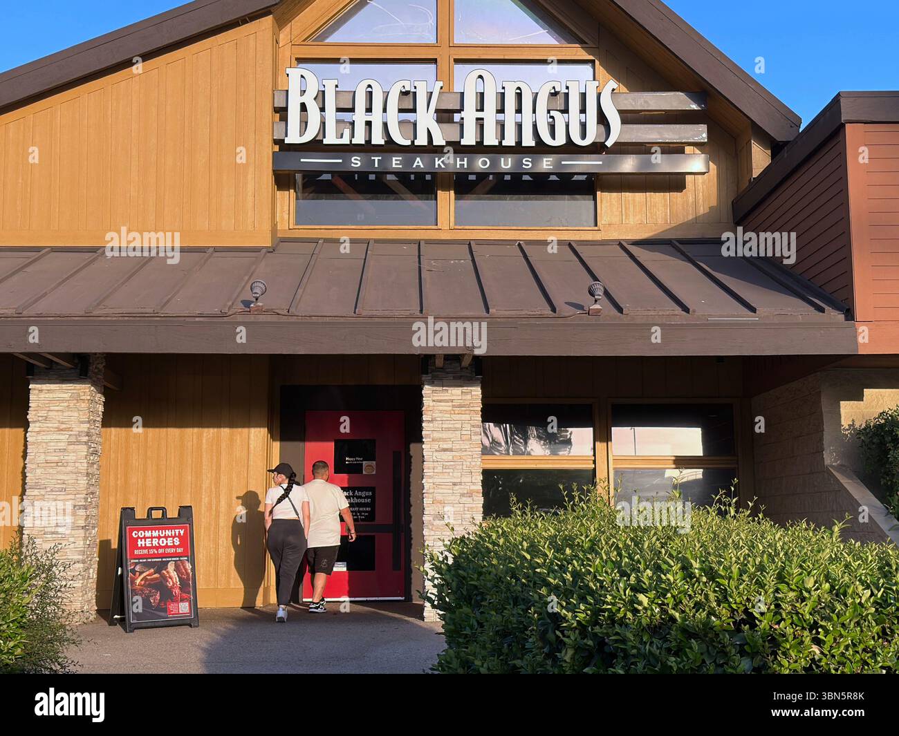 Burbank, Kalifornien, USA - 19. Juni 2025: Tagsüber wird der Haupteingang der Restaurantkette Black Angus Steakhouse gezeigt. - Smartphone-aufgenommenes Stockfoto