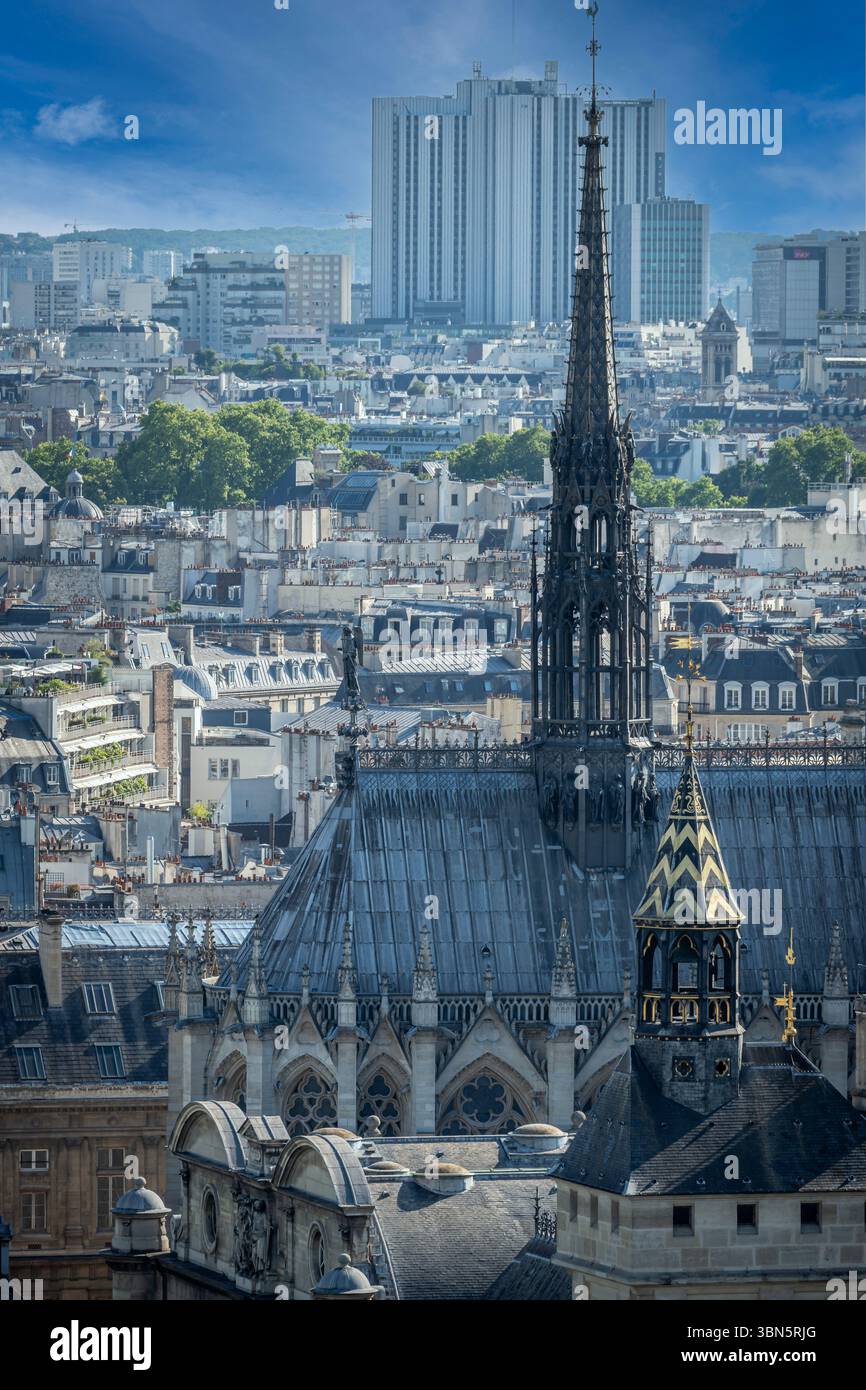Paris, Frankreich - 06 28 2025: Detailansicht des Daches von Sainte-Chapelle vom Dach des Saint-Jacques-Turms Stockfoto