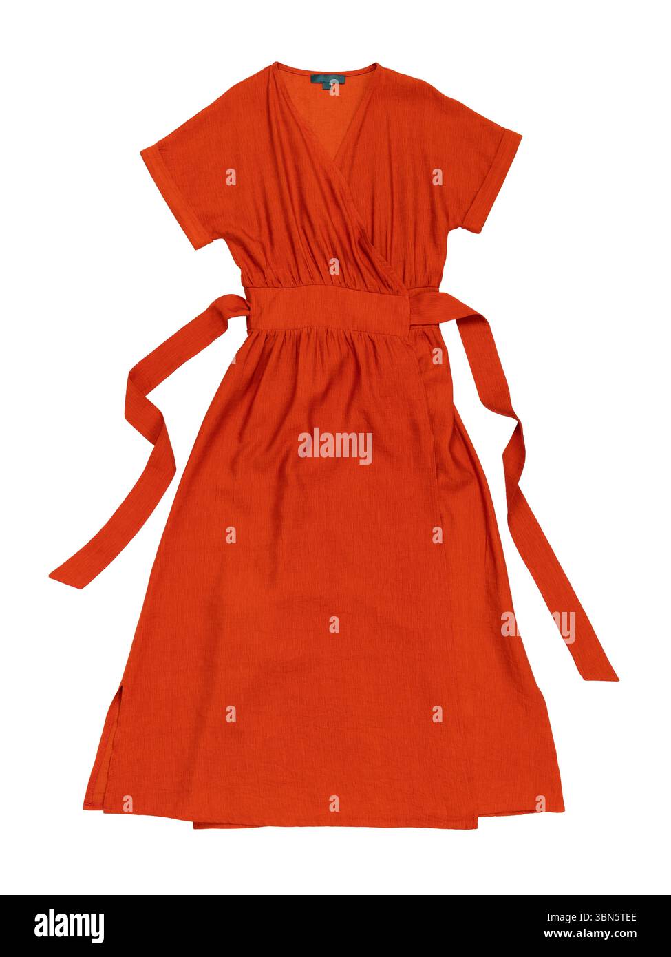 Sommerkleid aus Terrakotta mit kurzen Ärmeln und Gürtel isoliert auf weißem Hintergrund Stockfoto