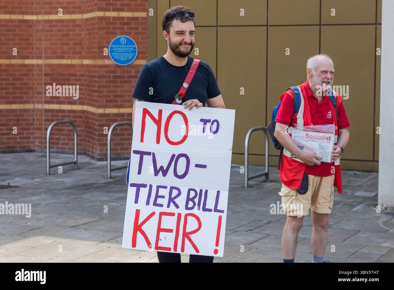 Leeds, Großbritannien. 30. JUNI 2025. Die Person hat „Nein zu zweistufigem Bill Kier“ in Bezug auf die vorgeschlagenen Leistungsänderungen, da Leeds Disabled People Against Cutts (DPAC) eine kurze Kundgebung vor den Büros des DWP im Quarry House in Leeds organisierte. Credit Milo Chandler/Alamy Live News Stockfoto