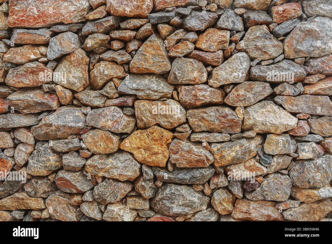 Verschiedene Schichten harte Steine und Steinhintergrund. Stockfoto