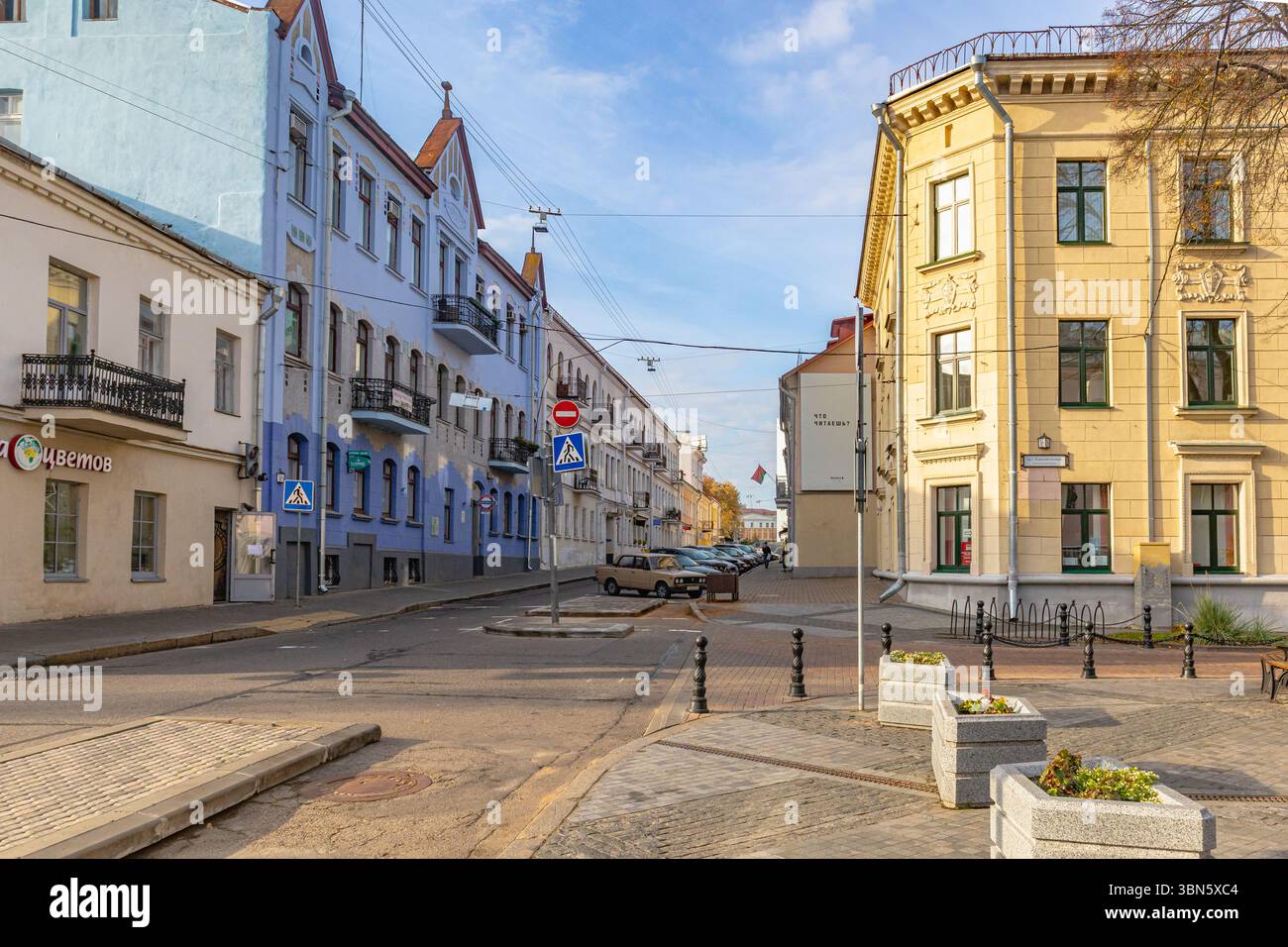 Stadt Minsk. Internationalnaya Street. Ruhige, malerische Kopfsteinpflasterstraße in der Altstadt. Stockfoto