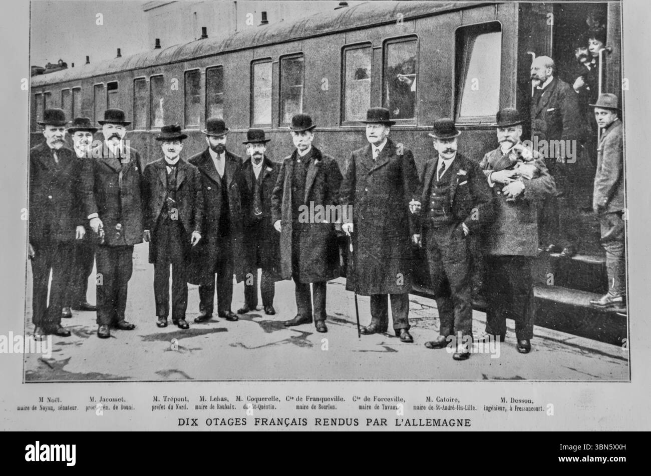 Zehn französische Geiseln, die von Deutschland zurückgebracht wurden, fotografiert im Januar 1916 am Bahnhof Joigny. Abgebildet: Noël, Jacoumet, Trépont, Lebas, Coqueruelle, Graf Franqueville, Graf Forceville, Catoire, Desson. Deloche (nicht abgebildet). Bürgermeister, Präfekten und Bürgermeister aus dem besetzten Nordfrankreich. Bild in L’Illustration, das eine seltene Kriegsfreilassung unter deutscher Besatzung zeigt. Stockfoto