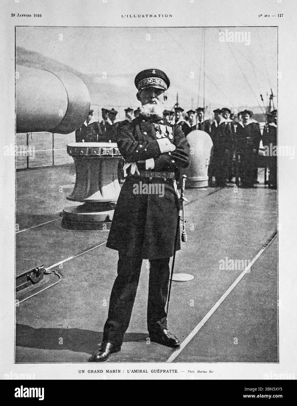 Porträt von Admiral Emile Paul Aimable Guépratte an Bord eines französischen Kriegsschiffs während des Ersten Weltkriegs, veröffentlicht in L’Illustration, 29. Januar 1916. Guépratte, ein prominenter Marineführer, kommandierte während des Gallipoli-Feldzugs die französischen Truppen auf den Dardanellen und symbolisierte den Stolz und die Entschlossenheit der französischen Marine. Stockfoto