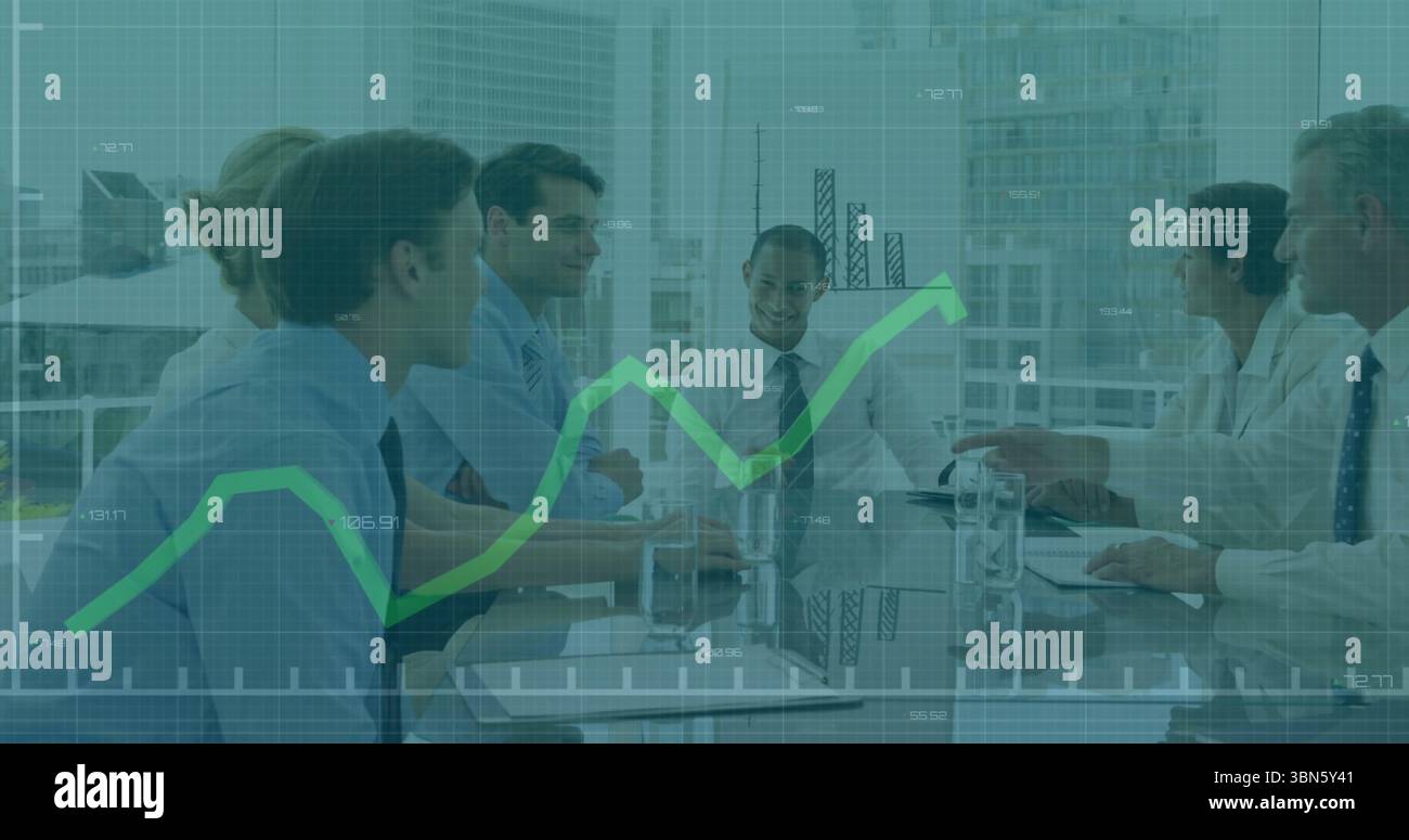 Geschäftstreffen mit dem Bild des Finanzwachstumsdiagramms über verschiedene Fachleute Stockfoto